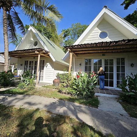Pasir Putih Resort & Resto Maluk Buitenkant foto