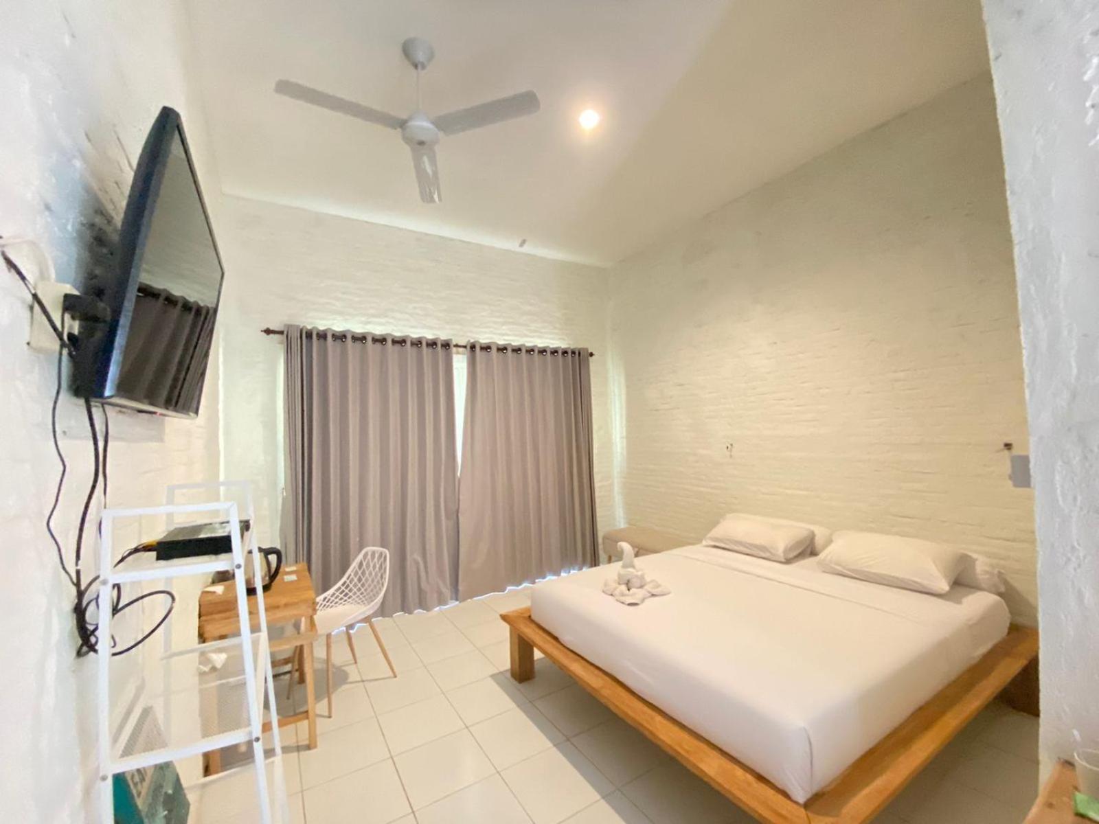 Pasir Putih Resort & Resto Maluk Buitenkant foto