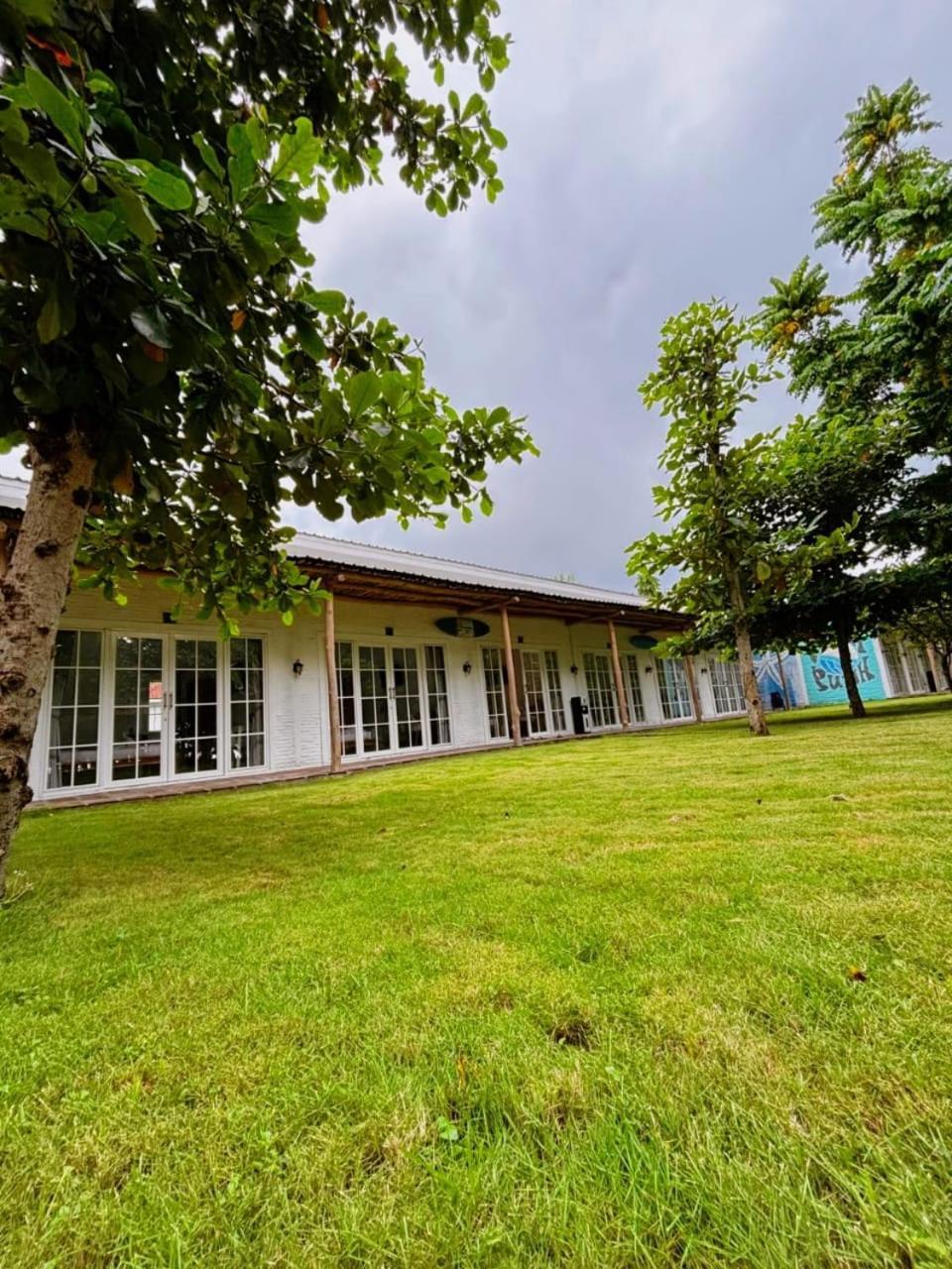 Pasir Putih Resort & Resto Maluk Buitenkant foto