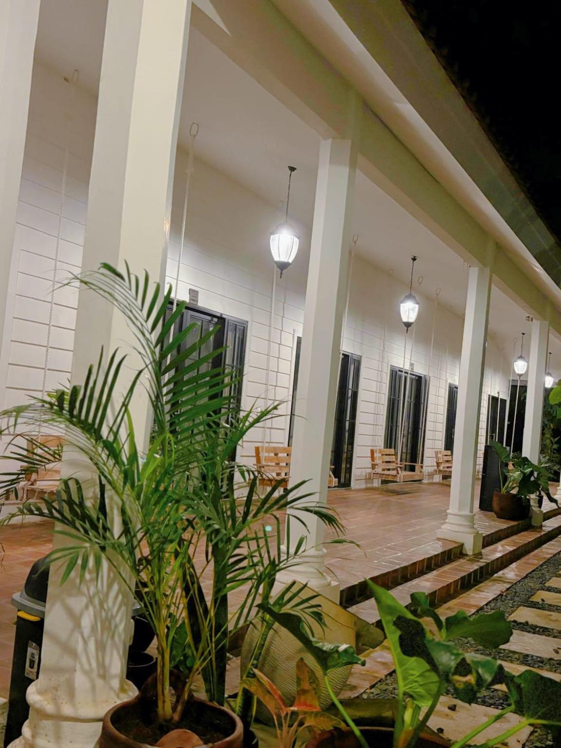 Pasir Putih Resort & Resto Maluk Buitenkant foto